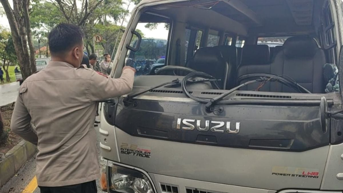 Elf bawa 15 penumpang asal Ciawi terguling di Jalan Swaka Kota Tasikmalaya