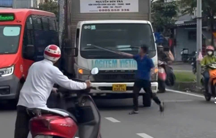 Tài xế xe tải tạt đầu, chặn xe buýt Phương Trang, cầm cây sắt hù dọa