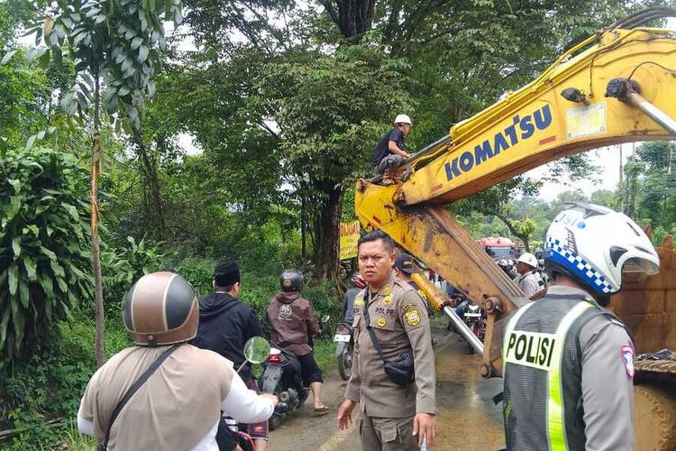 Kronologi Eskavator Terlepas dari Truk Trailer Hantam 6 Kendaraan di Bogor, 5 Orang Terluka