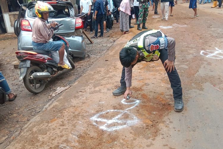 Ekskavator terlepas dari truk trailer di tanjakan Mengker Jonggol, 5 orang dievakuasi ke RSUD Cileun