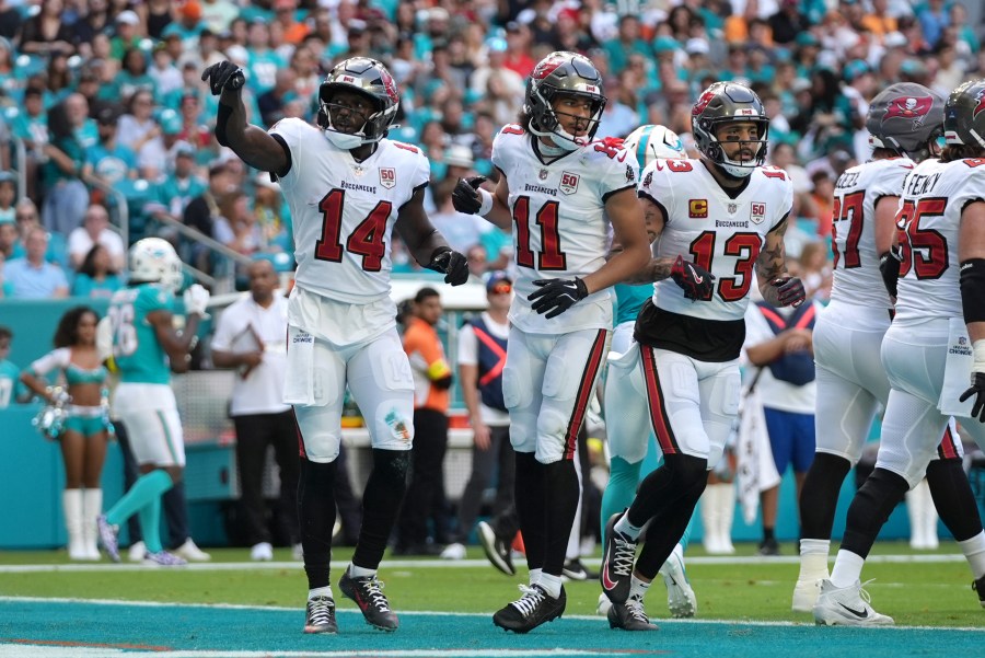 Bucs defeat the Panthers to keep playoff hopes alive
