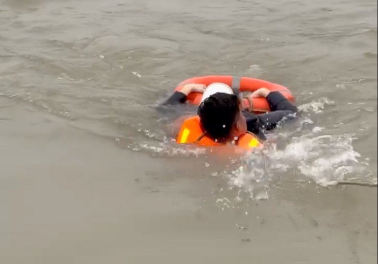 Hà Nội: Cảnh sát kịp thời cứu nạn nam sinh nhảy cầu Vĩnh Tuy giữa trời đông giá rét