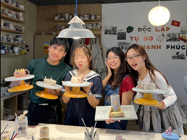 Tết dương lịch không đi xa, bạn trẻ TP.HCM rủ nhau chơi nhóm, du lịch tại chỗ