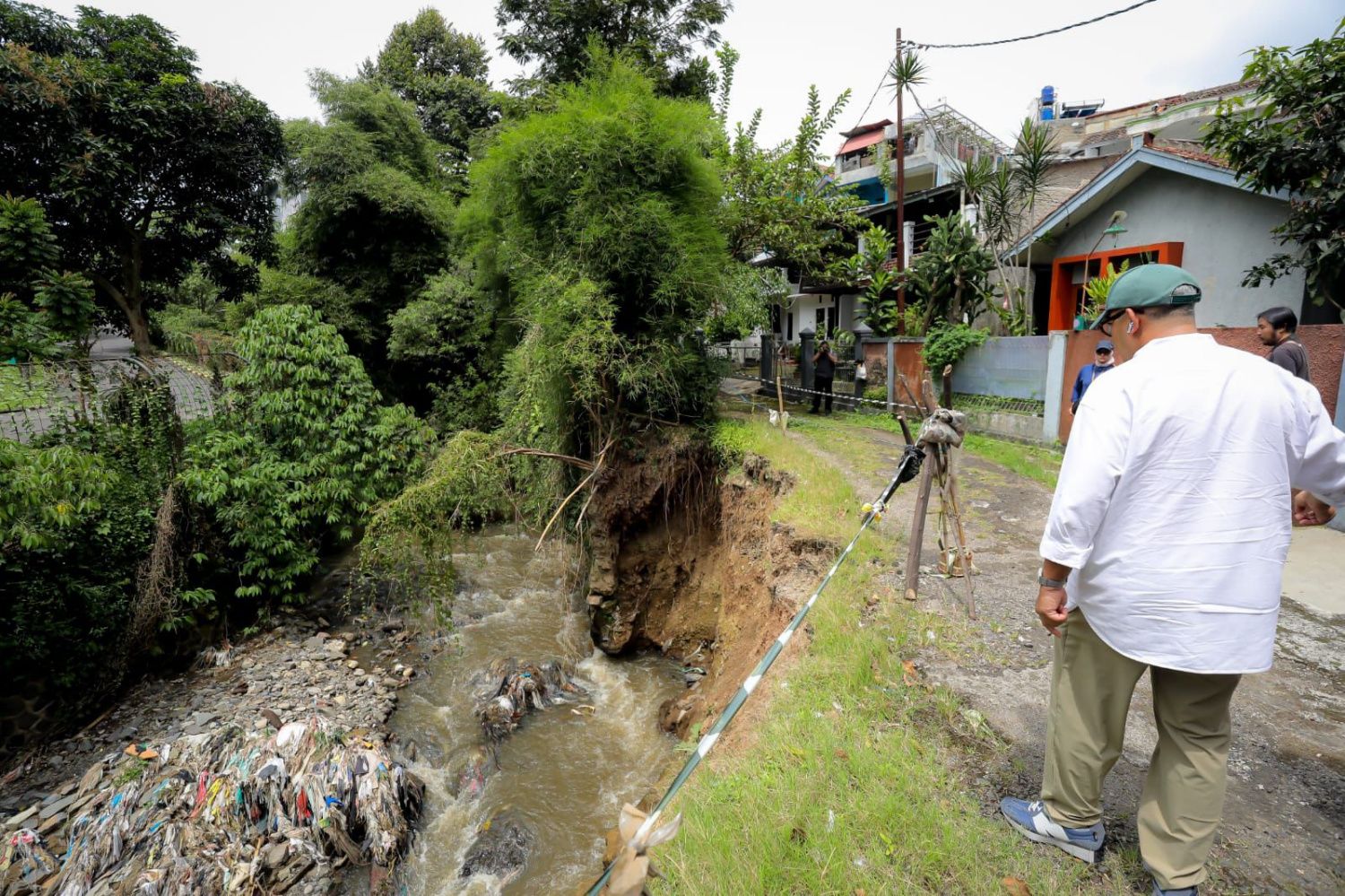 Pemkot Bandung Perbaiki Jalan Lembah Sarimadu Rusak Akibat Longsor, Warga Diimbau Waspada