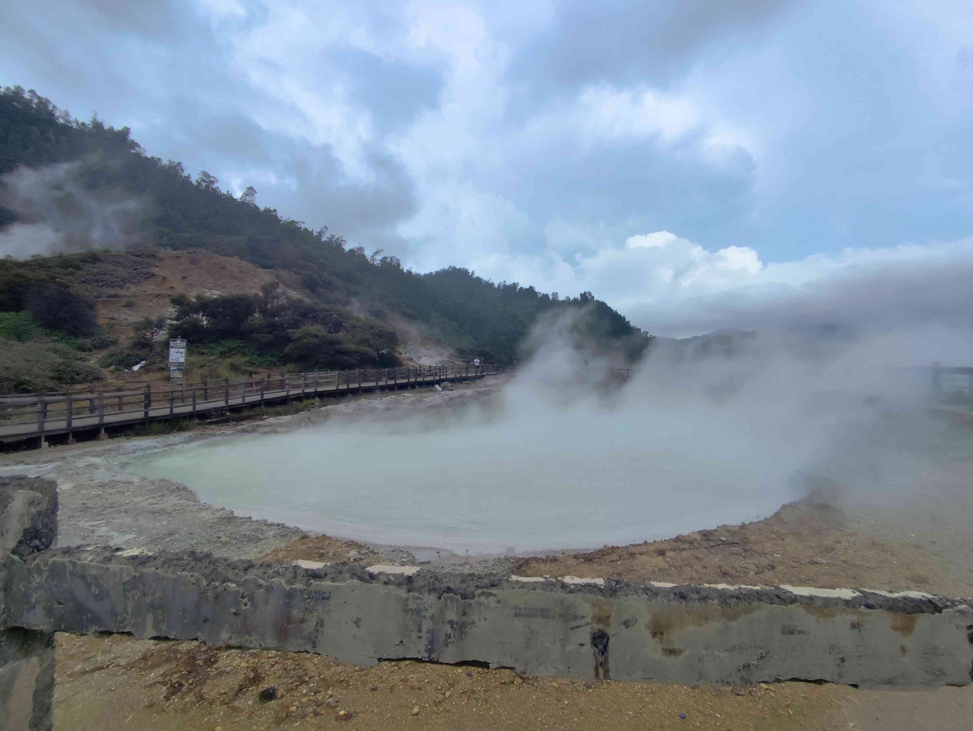 Masker tak cukup menahan belerang: Catatan kami di Kawah Sikidang