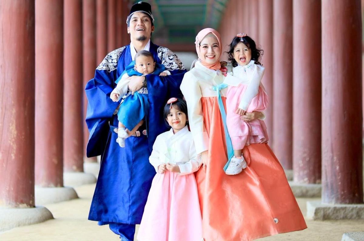 7 potret Desta dan Natasha Rizky remake foto keluarga di Korea 2026
