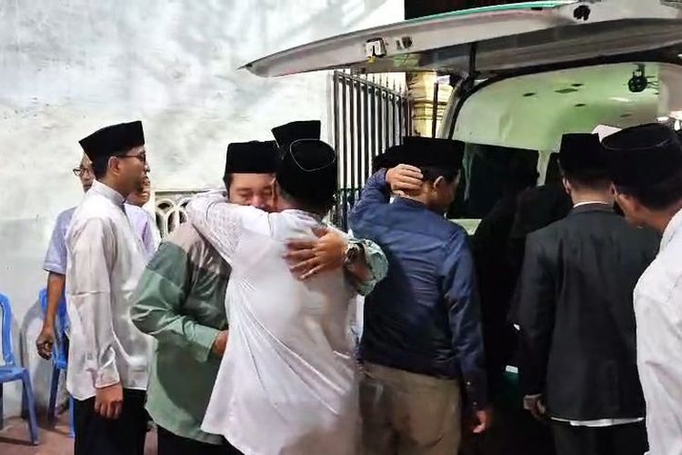 Jenazah KH Amal Fathullah Zarkasyi Tiba di Rumah Duka Gontor, Diiringi Al Quran Santri