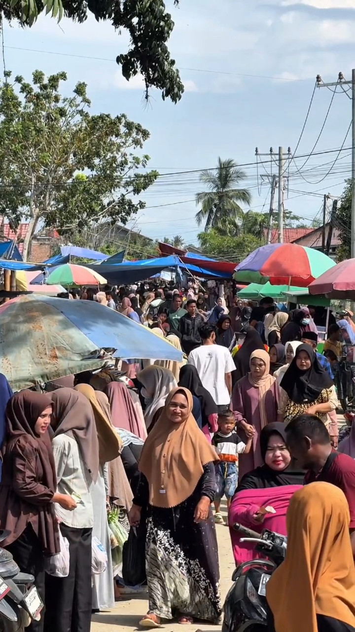Aktivitas pasar di Aceh Tamiang makin ramai, toko perhiasan diserbu pembeli