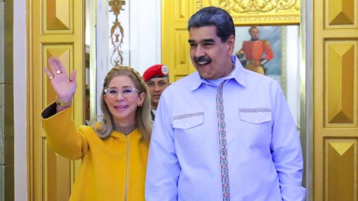 Trump Tunjukkan Foto Maduro di Kapal Perang: Tangan Diborgol, Mata Ditutup, Telinga Pakai Headphone