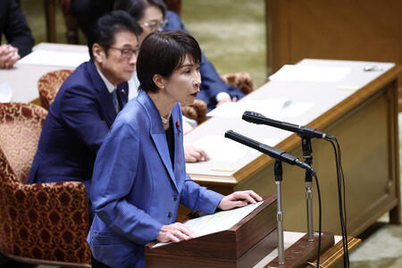 党首討論で公明党の斉藤鉄夫代表に対し発言する高市早苗首相＝２０２５年１１月、国会内