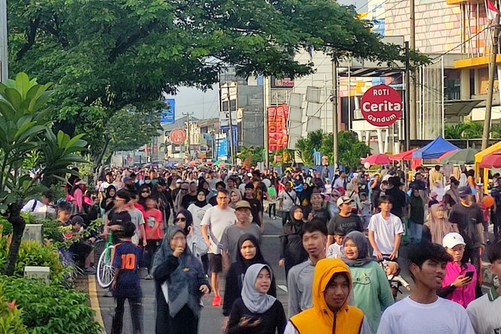 Kemeriahan warga di CFD Depok: anak-anak bermain ular dan pedagang ramai