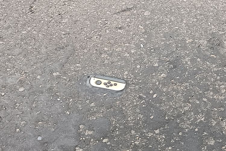 Joy-Con Tertanam di Jalan Sudirman, Tombol Mengeras dan Menyatu
