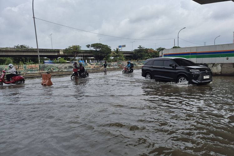 Banjir rob genangi Jalan RE Martadinata depan JIS, air capai 30 cm