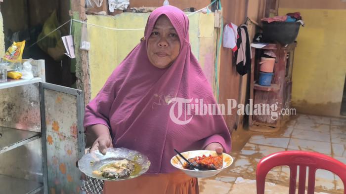 Sepiring ikan goreng yang tertinggal di tengah banjir Pasar Lalang Kota Padang
