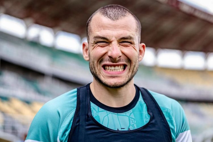 Kartu Merah Mihailo Perovic: Bomber Persebaya Bingung Usai Disikut Pemain Madura United