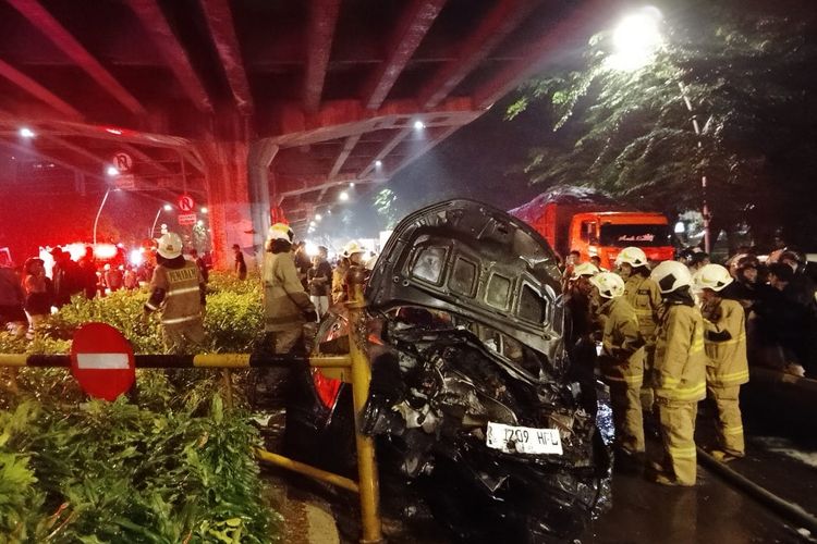 Mobil terbakar setelah tabrak separator busway, sopir diduga mabuk