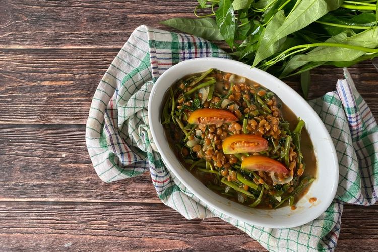Trik masak tumis kangkung tetap segar dan renyah