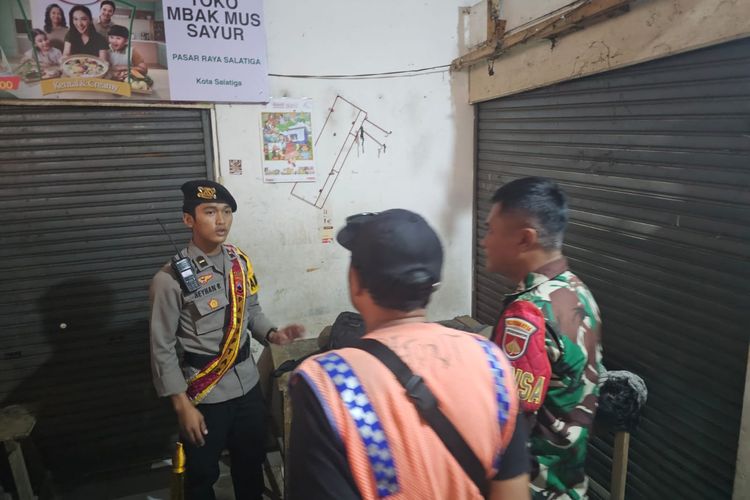 Dikira Tidur, Pria Ditemukan Tak Bernyawa di Depan Kios Pasar Raya Salatiga