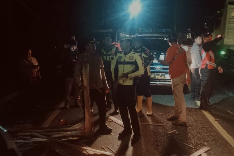 Kecelakaan Beruntun di Jalur Gumitir Libatkan Tronton Muatan Triplek