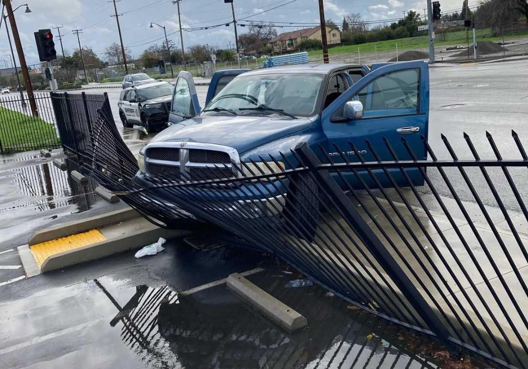 Juvenile in custody after shooting at father in south Sacramento, leading deputies on pursuit<br>