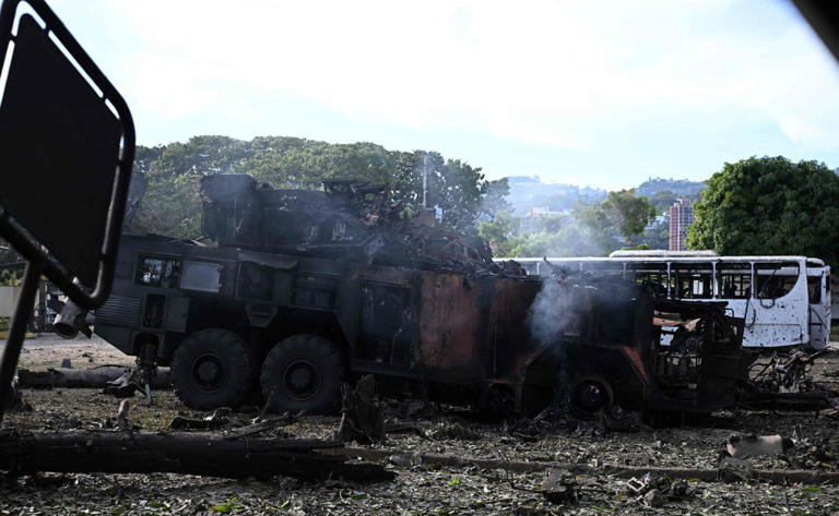 Un vehículo interceptor de misiles quedó calcinado en la base aérea La Carlota de Caracas, tras el ataque de EU. Foto: Federico Parra / AFP
