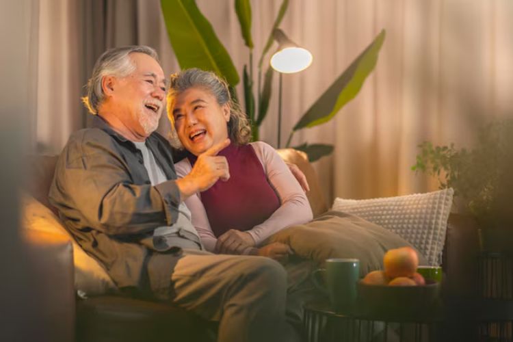8 Kebiasaan Harian yang Membuat Orang Tua Bahagia, Bukan Hanya Tua dan Pahit
