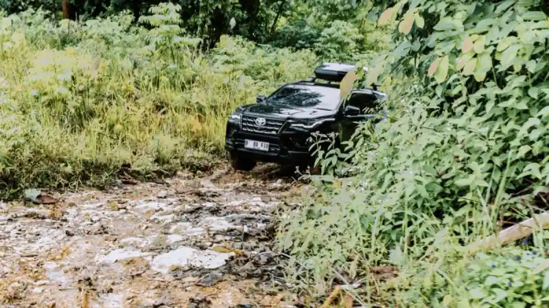 Komunitas Toyota Fortuner Tutup 2025 dengan Jelajah Off-Road Kalimantan