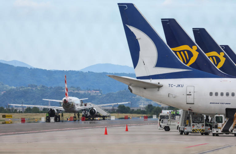 Greece closes airspace until 4:00 p.m. citing 'communication issues'
