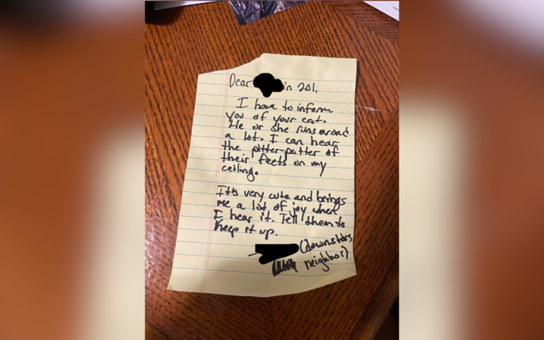 Man pens note to neighbor upstairs about noisy cat—but there’s a twist