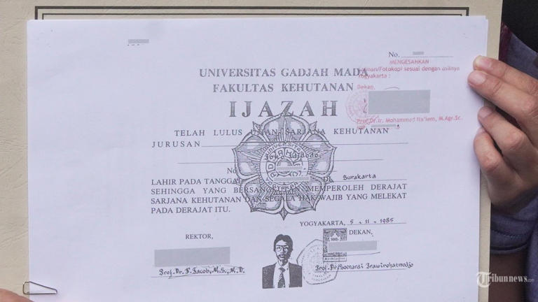 SALINAN IJAZAH JOKOWI - Penampakan salinan foto copy ijazah Joko Widodo (Jokowi) yang telah dilegalisir di Komisi Pemilihan Umum (KPU), Jakarta, Jumat (24/10/2025). Menurut Roy Suryo terdapat beberapa kejanggalan pada salinan ijazah tersebut. Tribunnews/Jeprima (Tribunnews/Jeprima)
