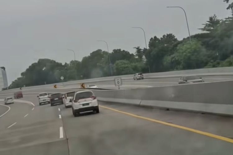 Mobil Toyota Avanza warna perak melawan arah di dalam Jalan Tol Kunciran-Cengkareng pada Sabtu (3/1/2026) pagi.