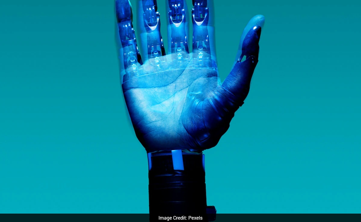 Robots that feel pain: Scientists develop human-like artificial skin ...