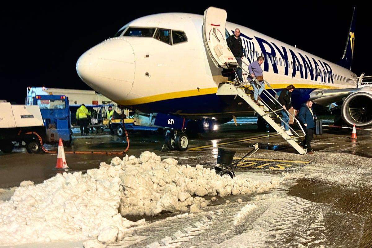 The travel chaos to expect as Met Office issues weather warning<br><br>