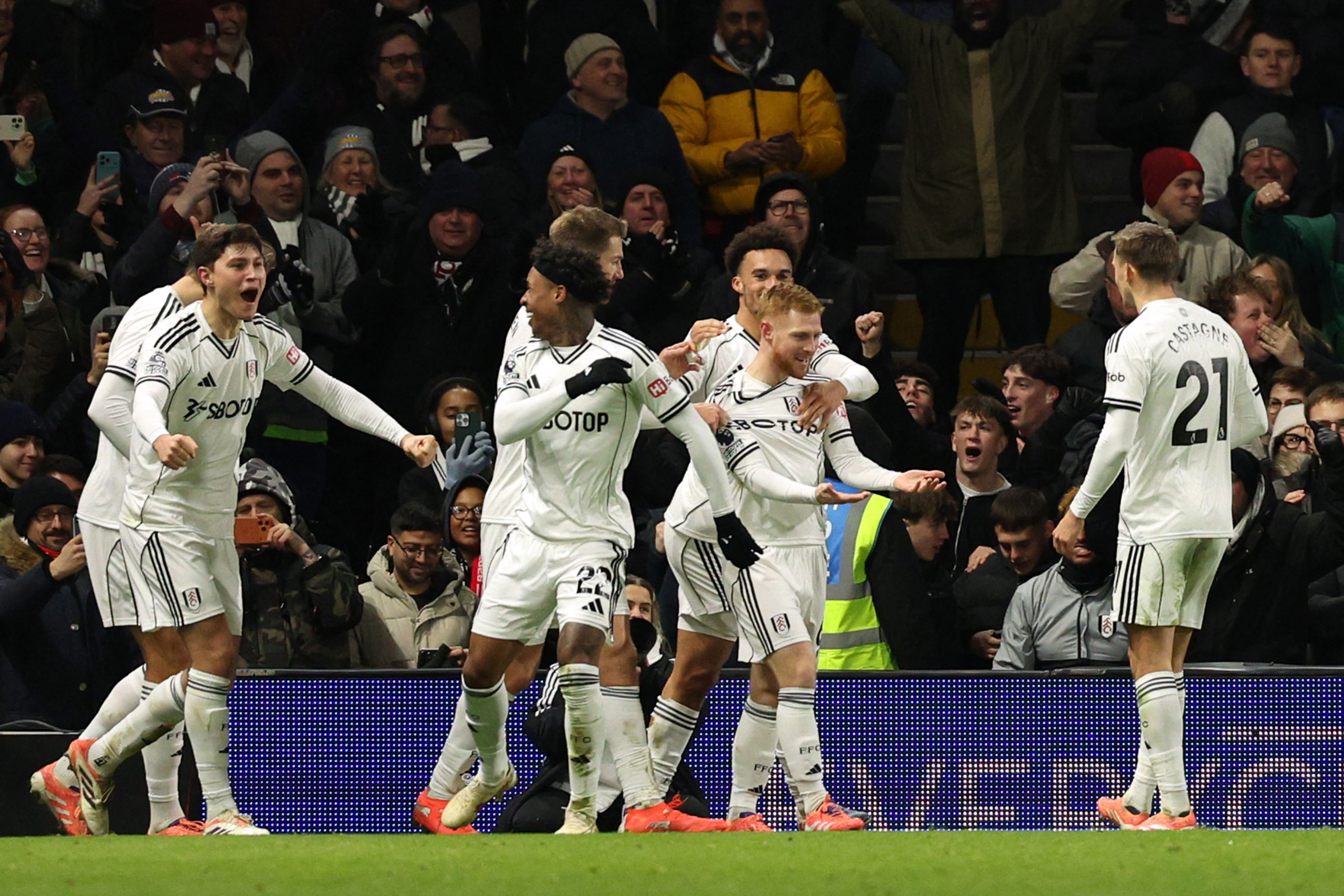 Late drama as Reed’s stunning goal denies Liverpool win at Fulham