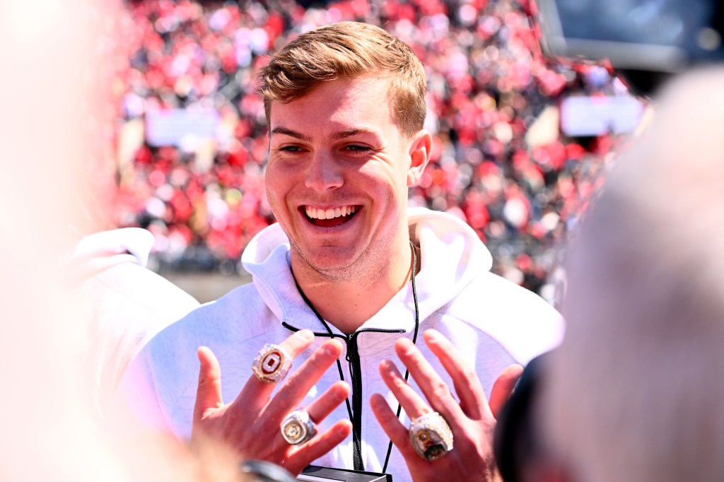 Will Howard delivers 2-word message to QB who transferred from Ohio State<br><br>