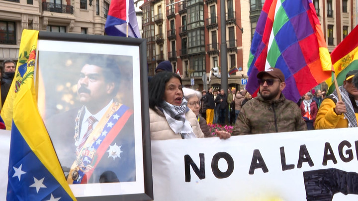 Cientos de personas se manifiestan contra el ataque de EEUU a Venezuela