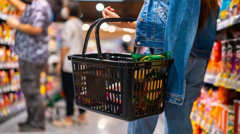 5 things psychology says about people who like to grocery shop while traveling<br>