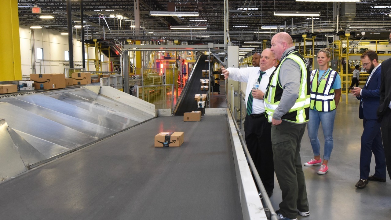 Amazon wants more capacity as USPS auction risks $6B deal<br>