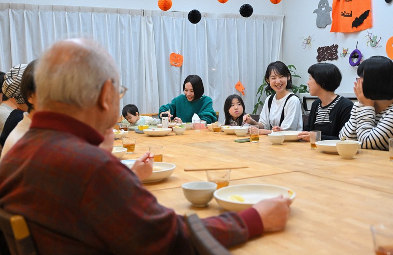 Residents of the collective house Kankan Mori gather at the dining hall and eat together, as seen in Tokyo's Arakawa Ward on Oct. 26, 2025. (Mainichi/Mimi Niimiya)
