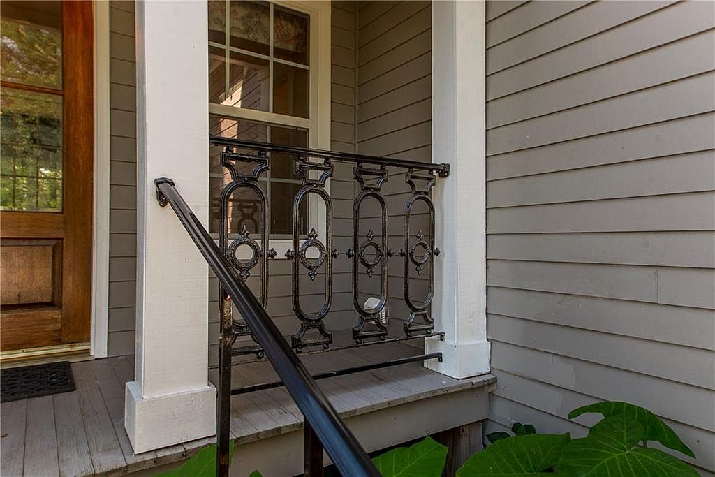 Experience a 1920 residence in Covington, Louisiana, featuring ...