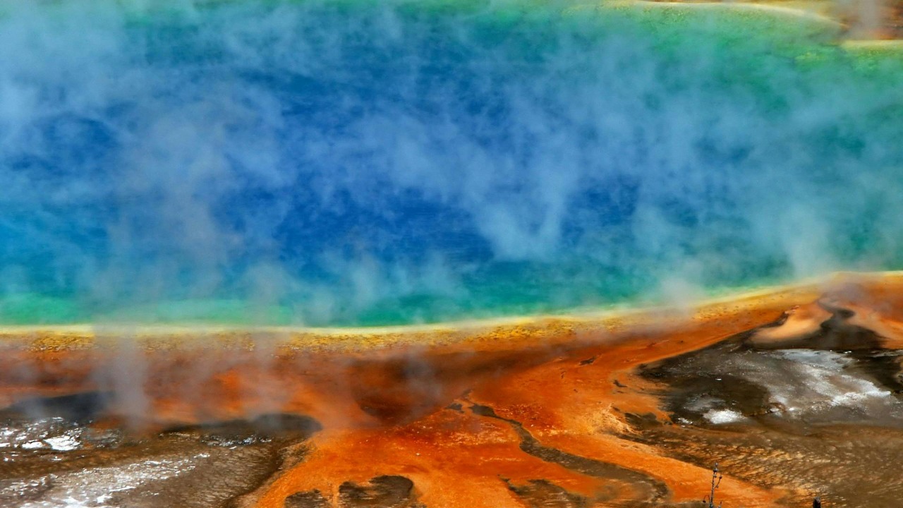 86,000 hidden quakes hit Yellowstone as 3 states watch the supervolcano<br>