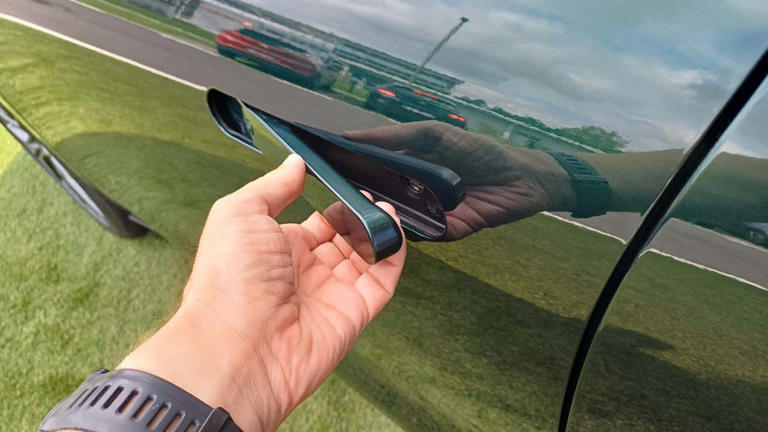 Leapmotor C10 (2024): Los tiradores de las puertas integrados en el diseño se abren como los de Tesla