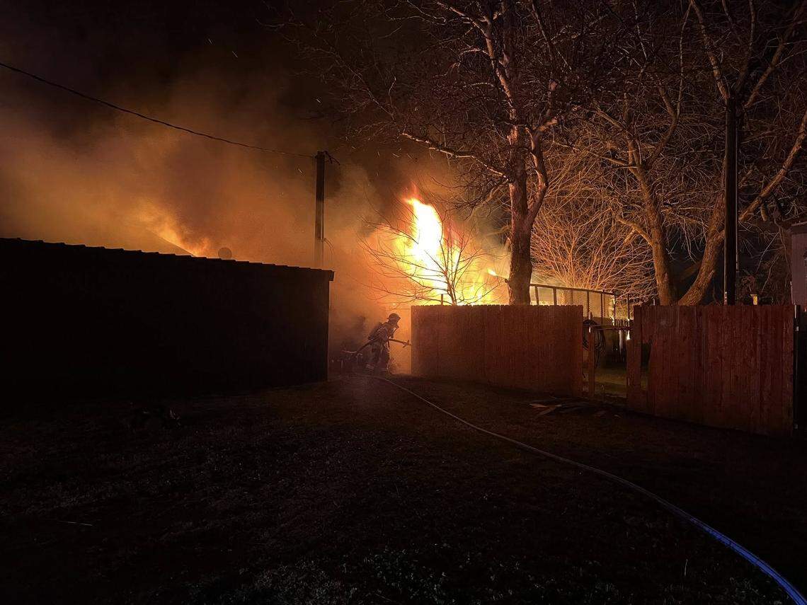 Early morning fire destroys Tri-Cities area mobile home, damages another
