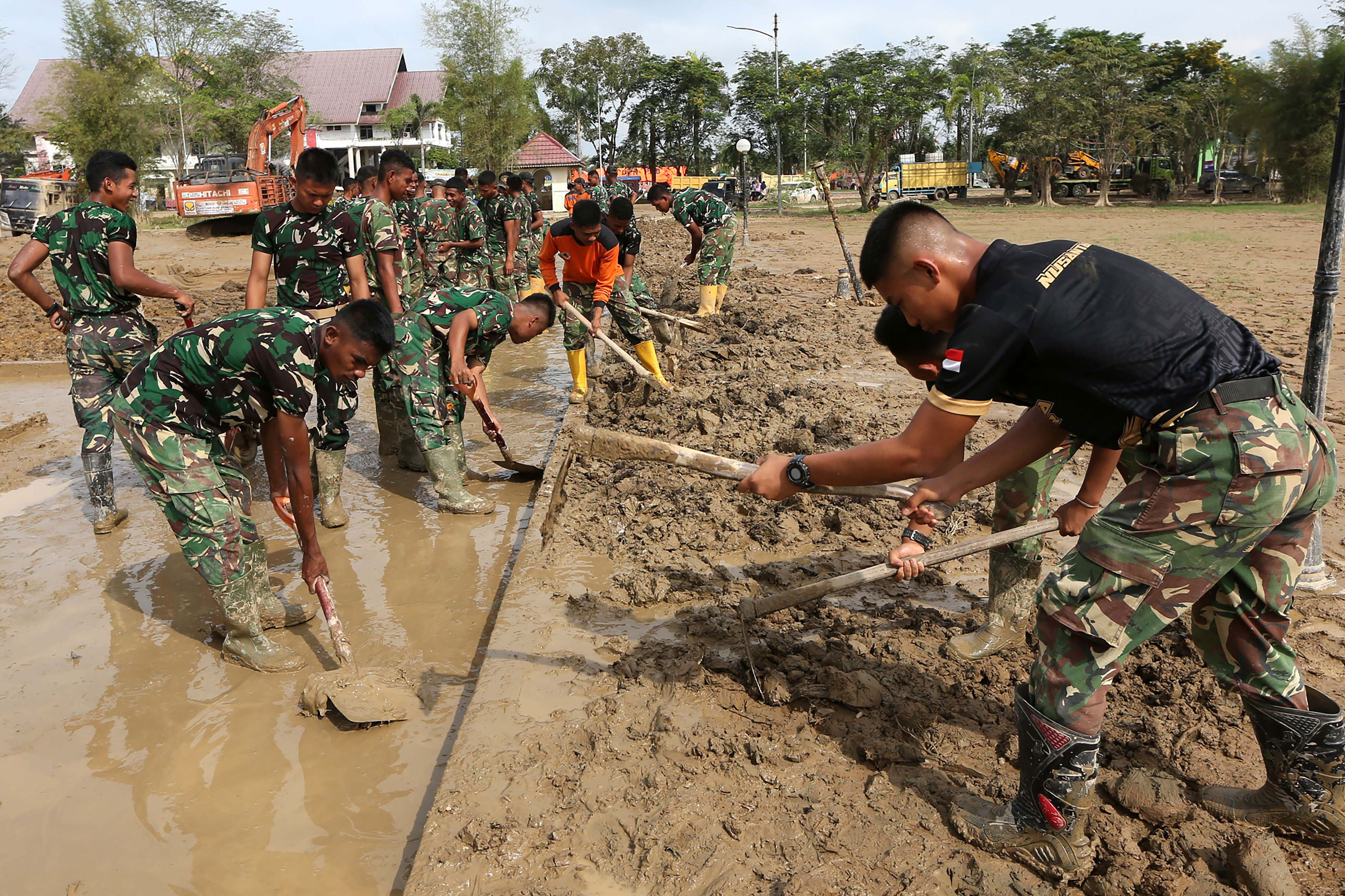 Siswa MTs di Aceh Tamiang bersama TNI bersihkan sekolah pascabanjir