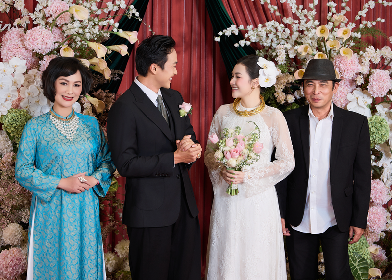 Nữ ca sĩ mang cả đám cưới vào rạp phim