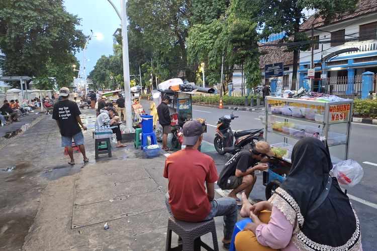 PKL dan bajaj ngetem bikin macet depan RSCM, Satpol PP atur strategi