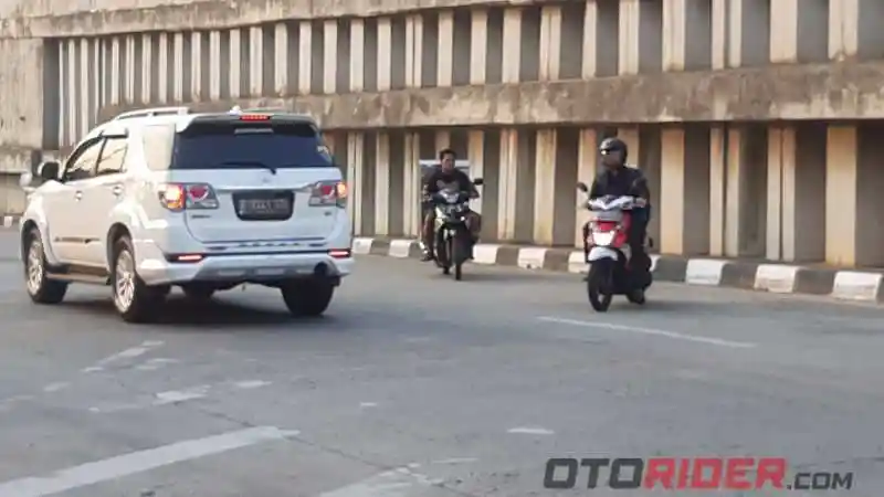 Masih nekat lawan arah? Ini risiko dan ancaman pidananya