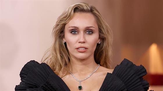 Miley Cyrus' Golden Globes 2026 red carpet look is something beautiful