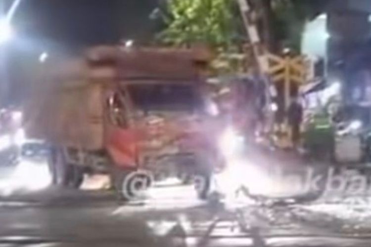 Truk tertabrak kereta saat mogok di atas rel di Green Garden Jakarta Barat
