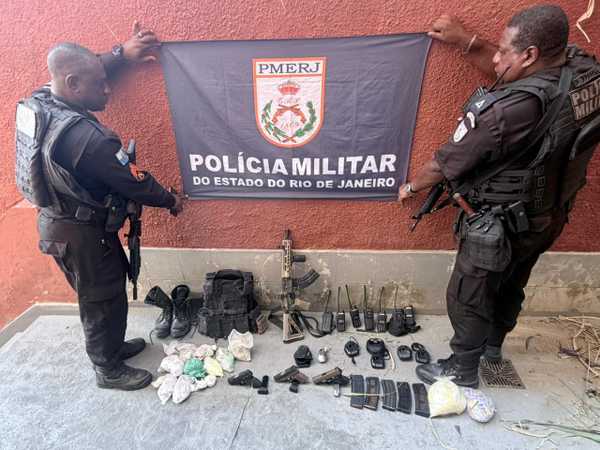 Polícia liberta 4 reféns, mata bandido e apreende arsenal em Niterói